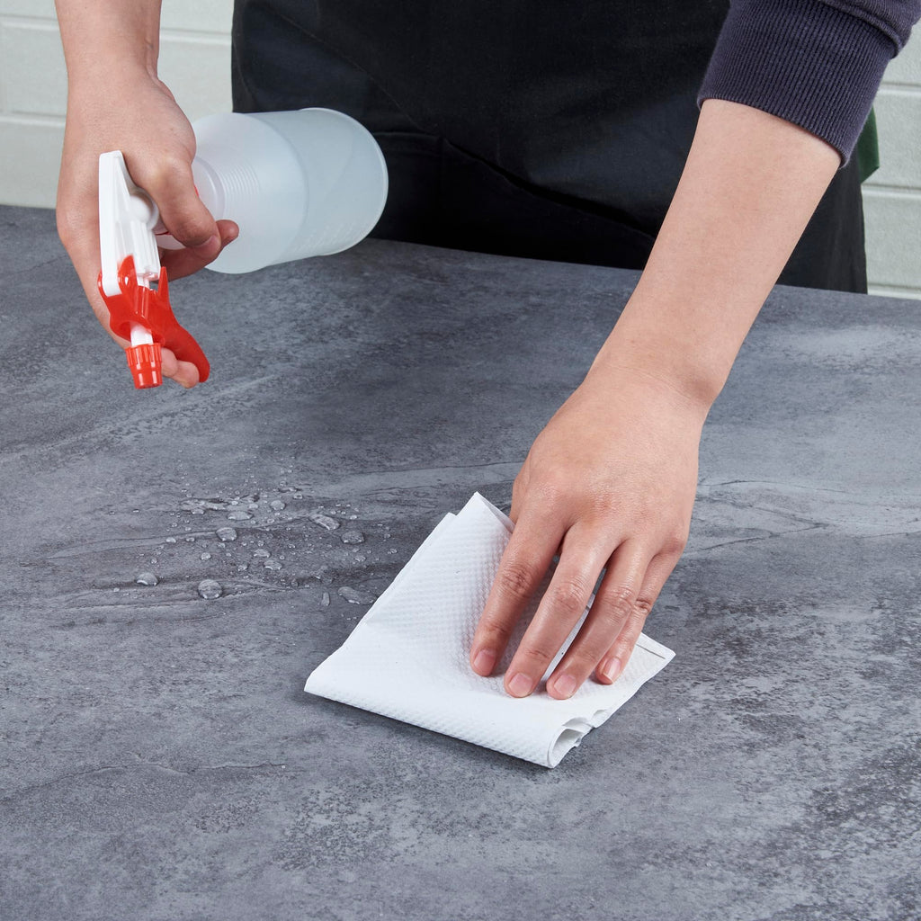 Restaurantware Multifold Paper Towels 250 Pack of 9.5 x 9.25 Inch Absorbent Hand Drying Towels Spill Cleaning Disposable White